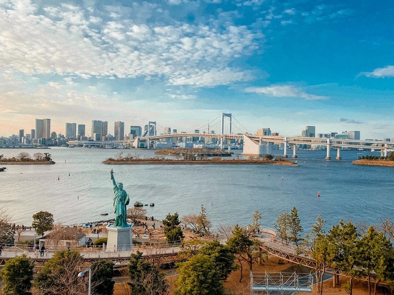 Hòn đảo nhân tạo Odaiba được nối với Tokyo bằng cầu Rainbow.