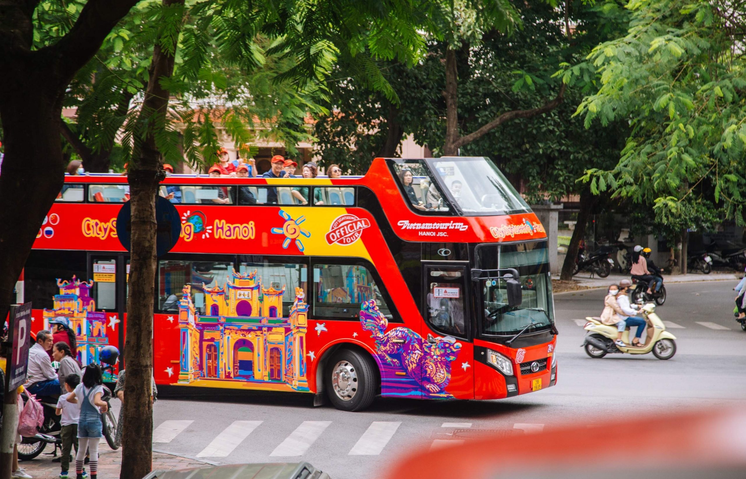 Ngắm trọn vẻ đẹp mùa Thu Hà Nội với tour xe buýt hop-on hop-off 41