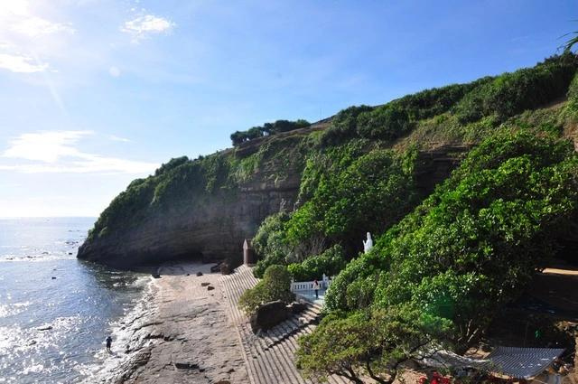 Phong cảnh bên ngoài của Chùa Hang. Nguồn ảnh: Báo Thanh Niên