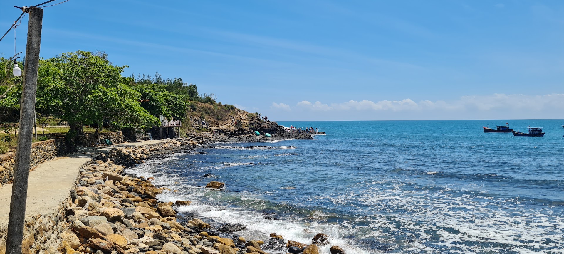 Màu nước biển xanh biếc đặc trưng