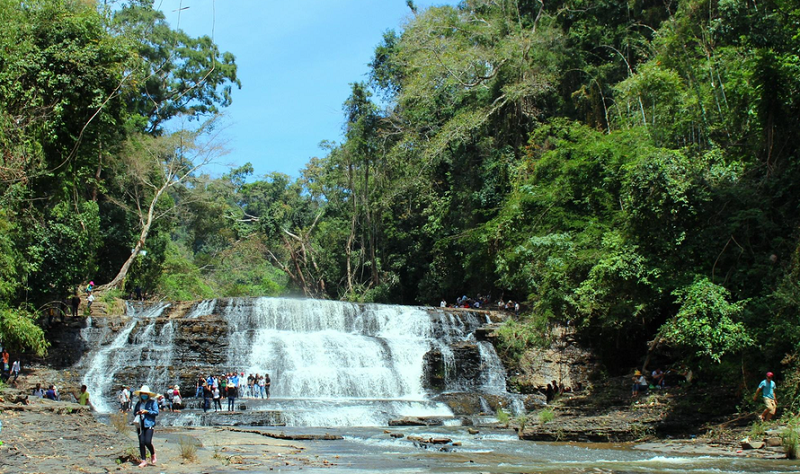 Du khách tham quan thác Thủy Tiên