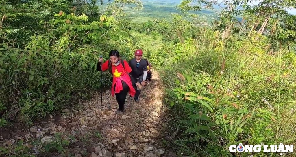 Trekking thảo nguyên Pal Sol xanh mướt bao la ở Tây Nguyên 47