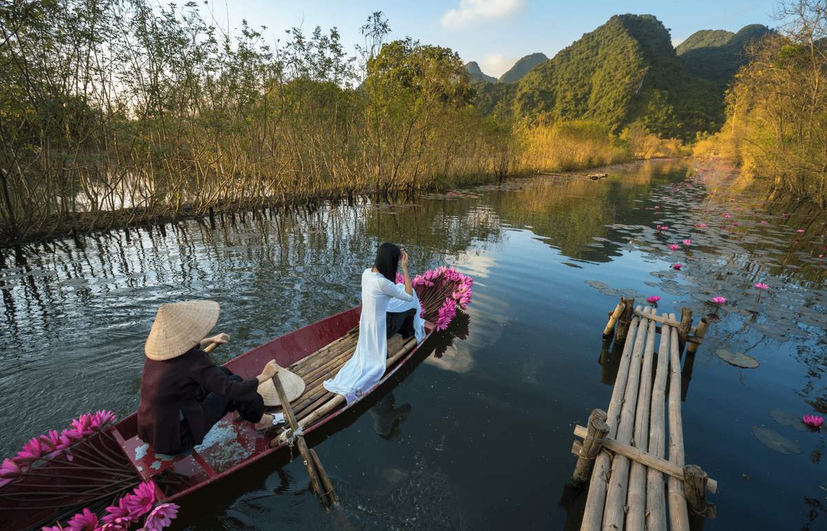 Đi thuyền xuôi theo suối Yến