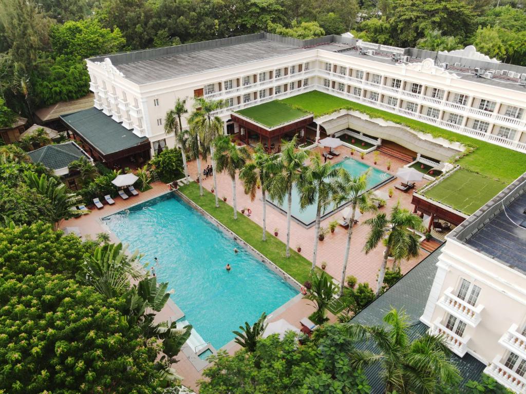 Khuôn viên rộng lớn của resort