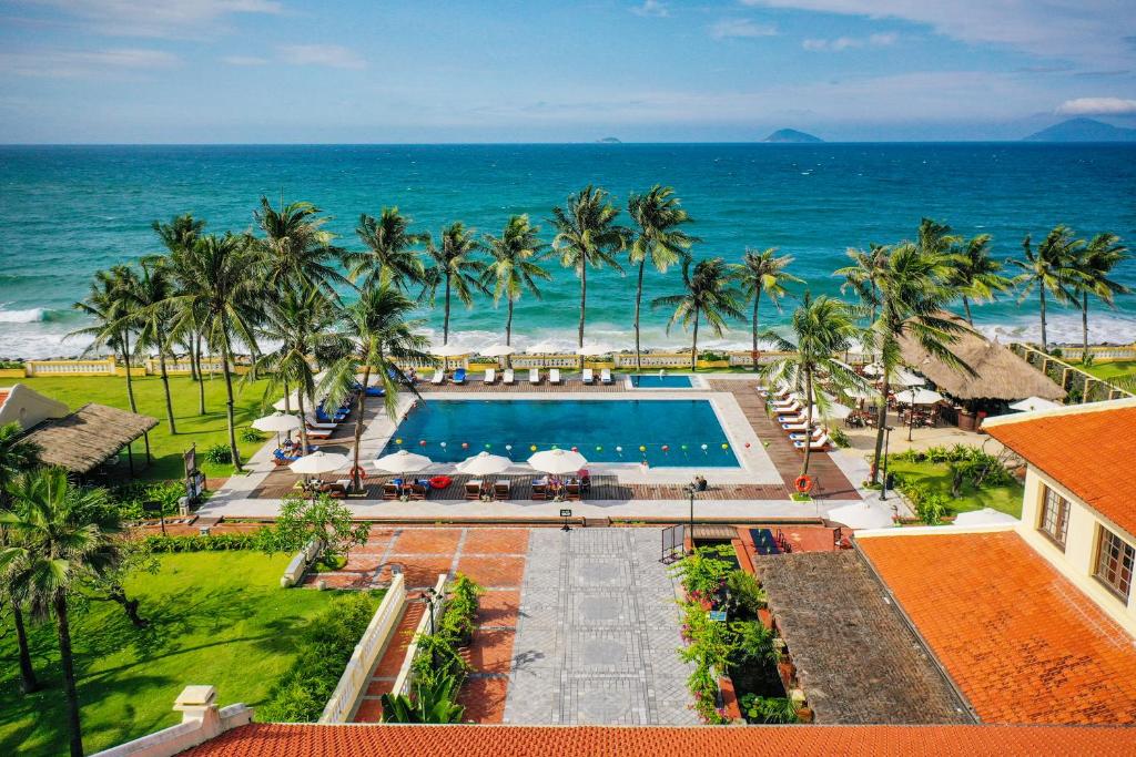 Hồ bơi lớn hướng biển tại resort