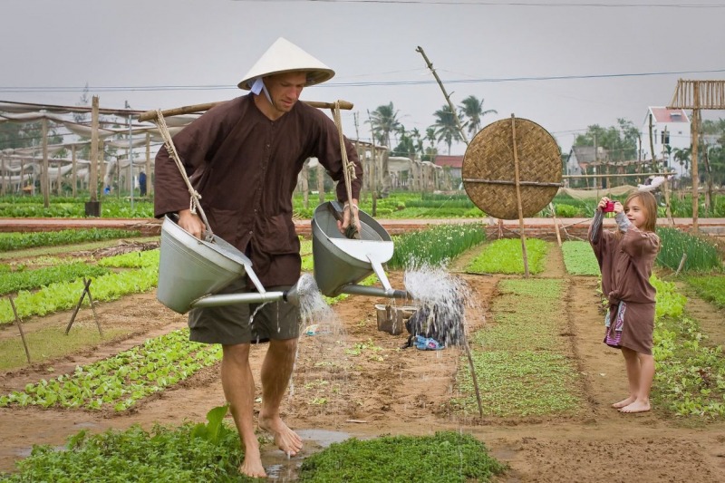 Du khách quốc tế trải nghiệm trồng rau tại làng rau Trà Quế