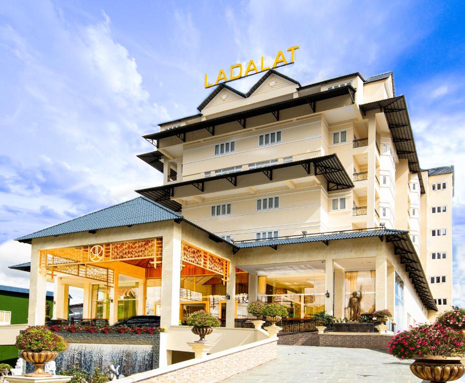 Khách sạn LADALAT