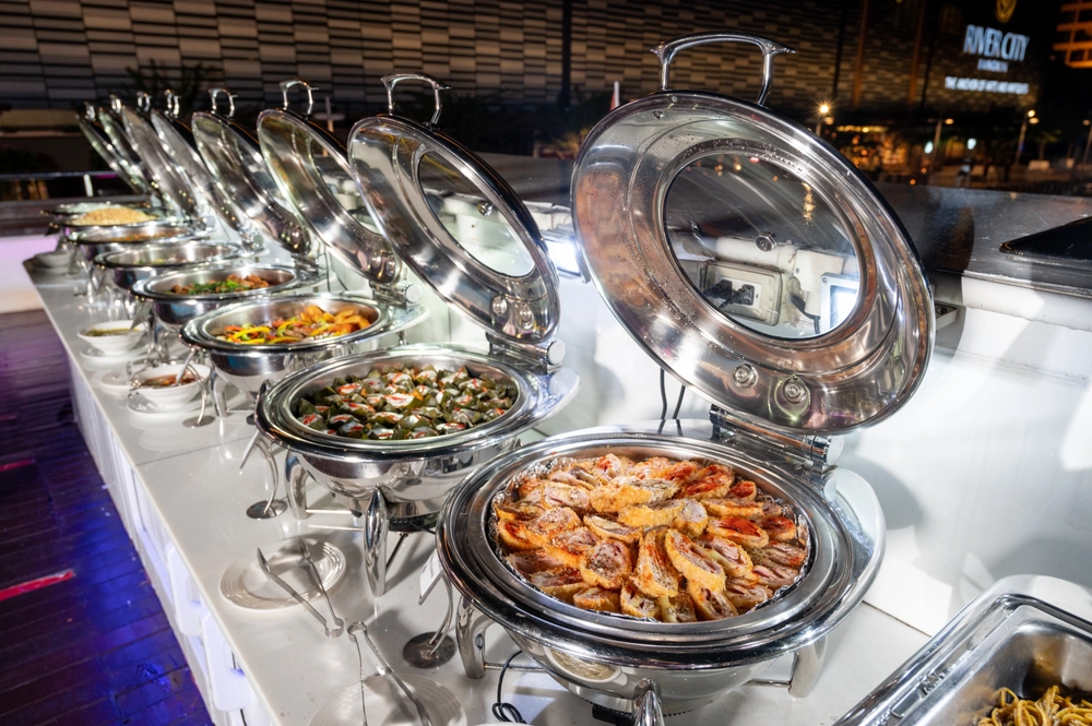 Buffet cao cấp trên du thuyền