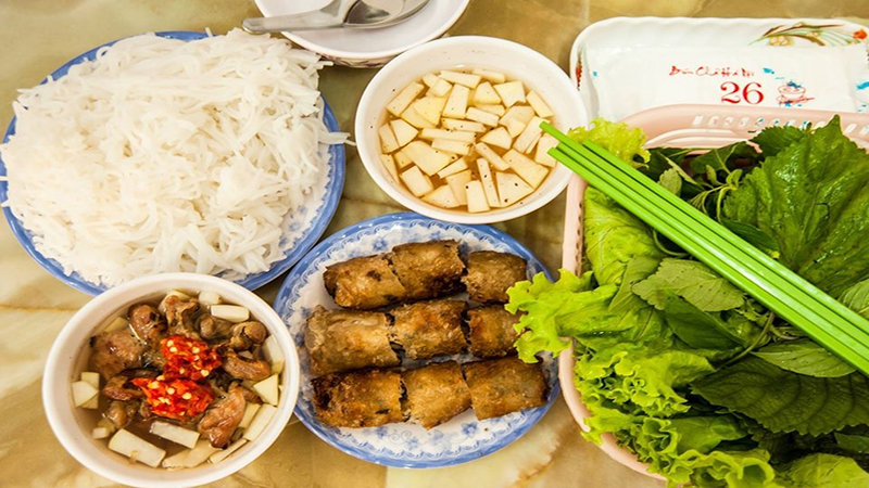 Một mâm bún chả hấp dẫn 