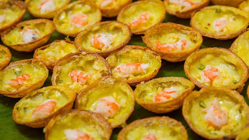 Bánh khọt thường xuất hiện trên các quán ăn đường phố ở miền Nam