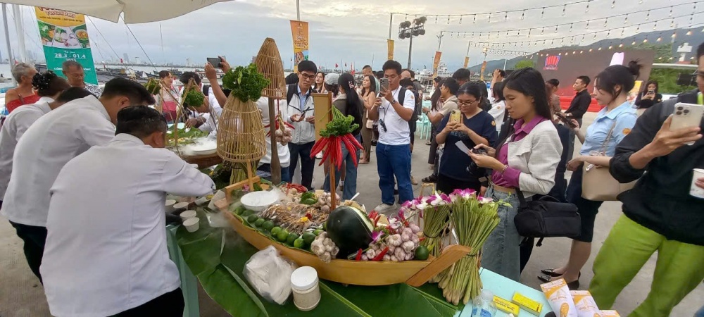 Da-Nang-Food-Tour-ivivu05.jpg