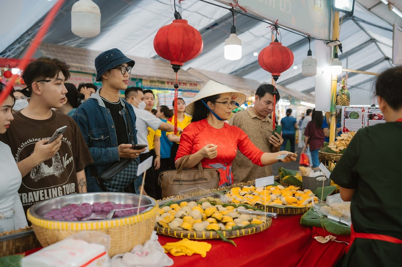 Le-hoi-banh-dan-gian-ivivu-3.jpg