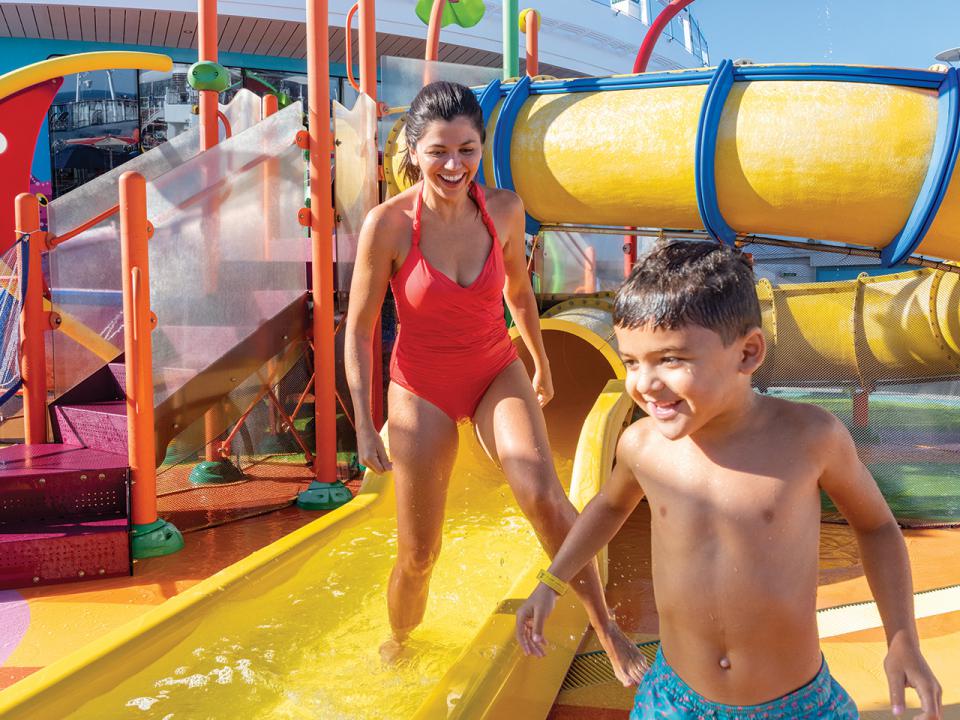 Du khách vui chơi tại Công viên nước Water Park