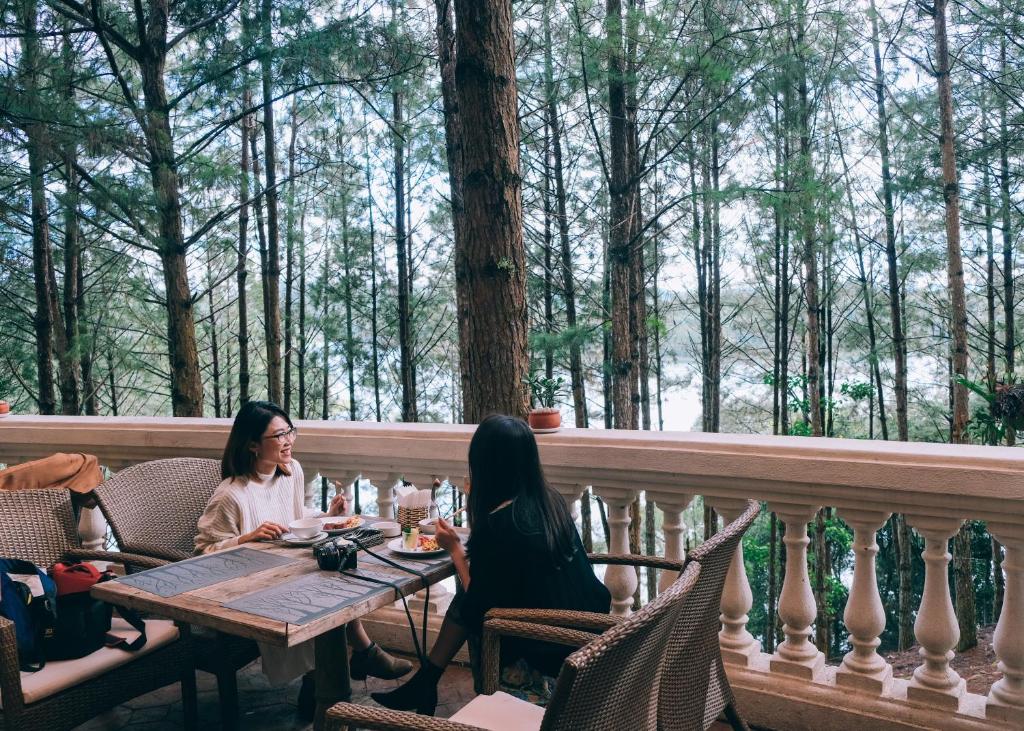 Du khách tận hưởng không gian thơ mộng của resort