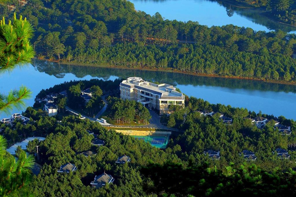 Dalat Edensee Lake Resort & Spa nằm bên hồ Tuyền Lâm