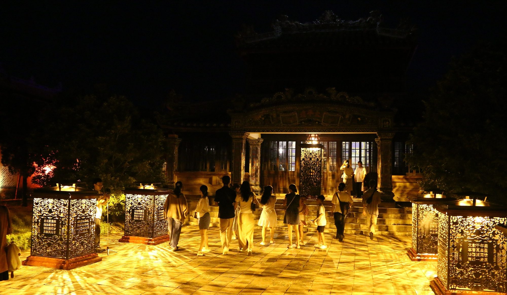 Vườn Thiệu Phong, Vườn Cơ Hạ và Phủ Nội Vụ là ba địa điểm mở cửa cho khách tham quan ở Đại Nội về đêm. Ảnh: Báo Tuổi trẻ