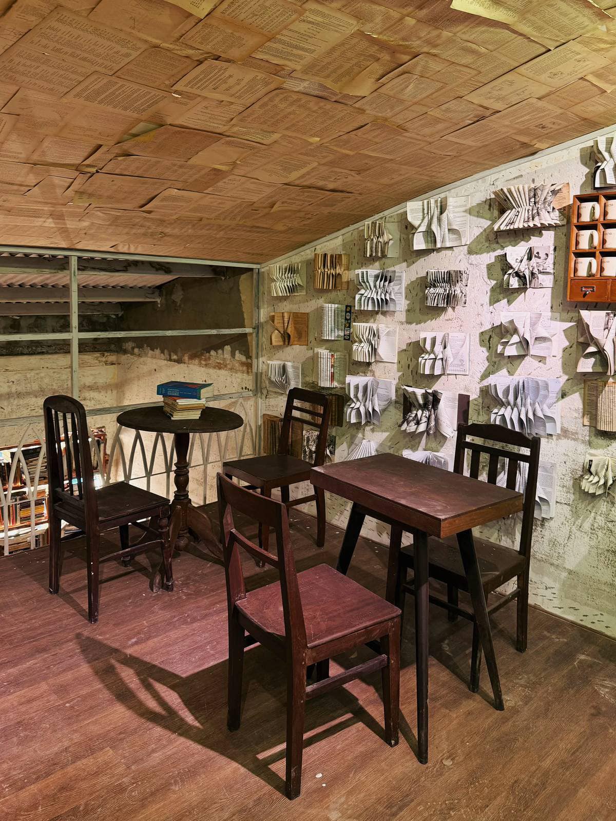 quan-cafe-trang-tri-co-do-sao-vang-ivivu-10-1.jpg
