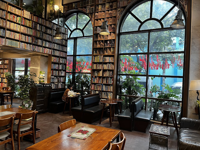 quan-cafe-trang-tri-co-do-sao-vang-ivivu-2-1.jpg