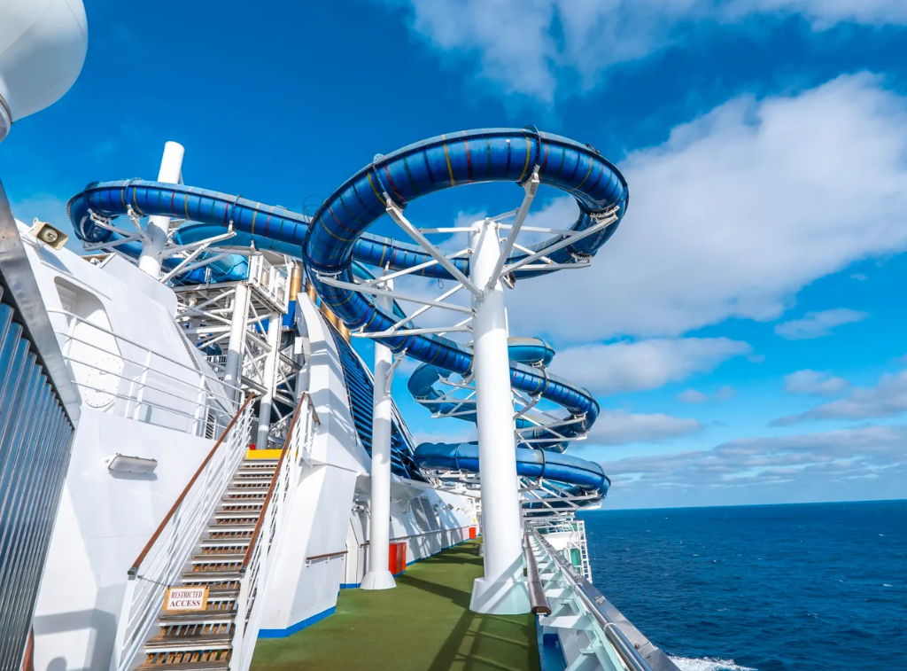 Công viên nước ngoài trời với trò trượt nước đầy thú vị trên du thuyền