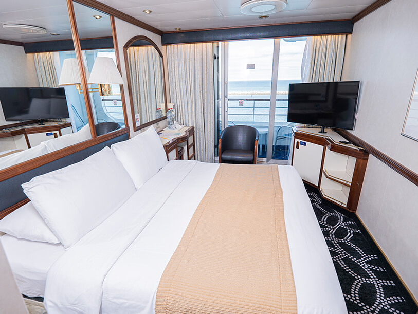 Phòng ngủ trên du thuyền có tầm nhìn hướng đại dương thoáng đãng