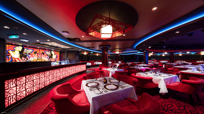 Nhà hàng có thiết kế cổ điển, ấm cúng trên du thuyền