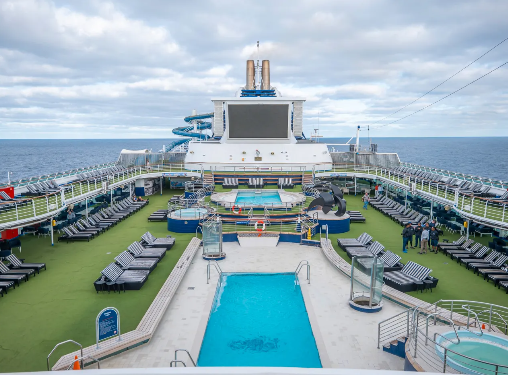 Hồ bơi vô cực rộng lớn trên du thuyền