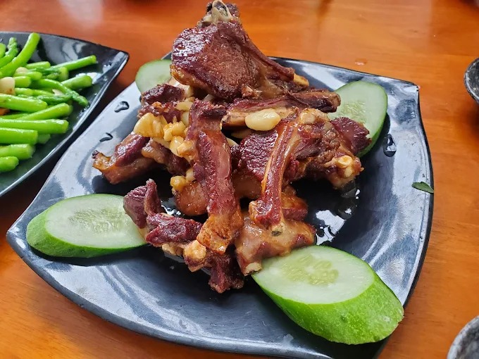 Thịt cừu trên bàn ăn