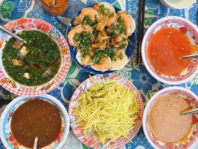 Bánh căn ăn kèm nước cá kho nhạt hoặc mắm nêm