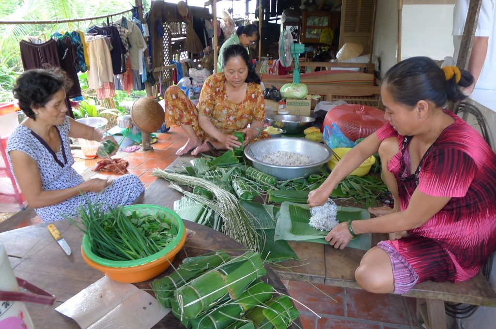 Cần Thơ mùa nào đẹp nhất? Kinh nghiệm du lịch & đặc sản theo mùa Người dân miền Tây gói bánh tét ăn Tết