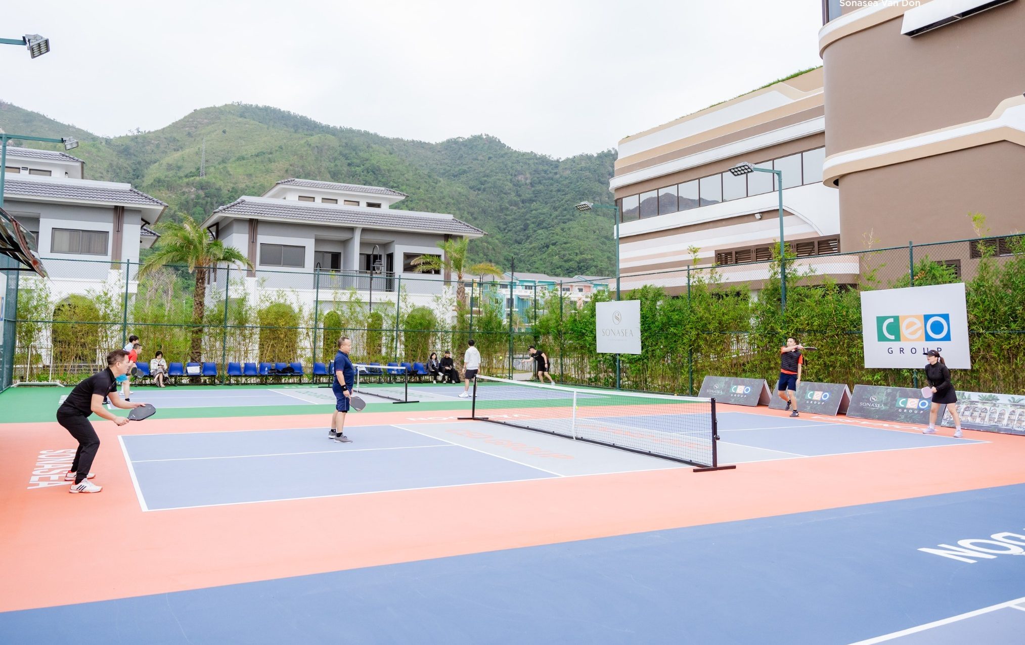 khu nghỉ dưỡng có sân pickleball ivivu 