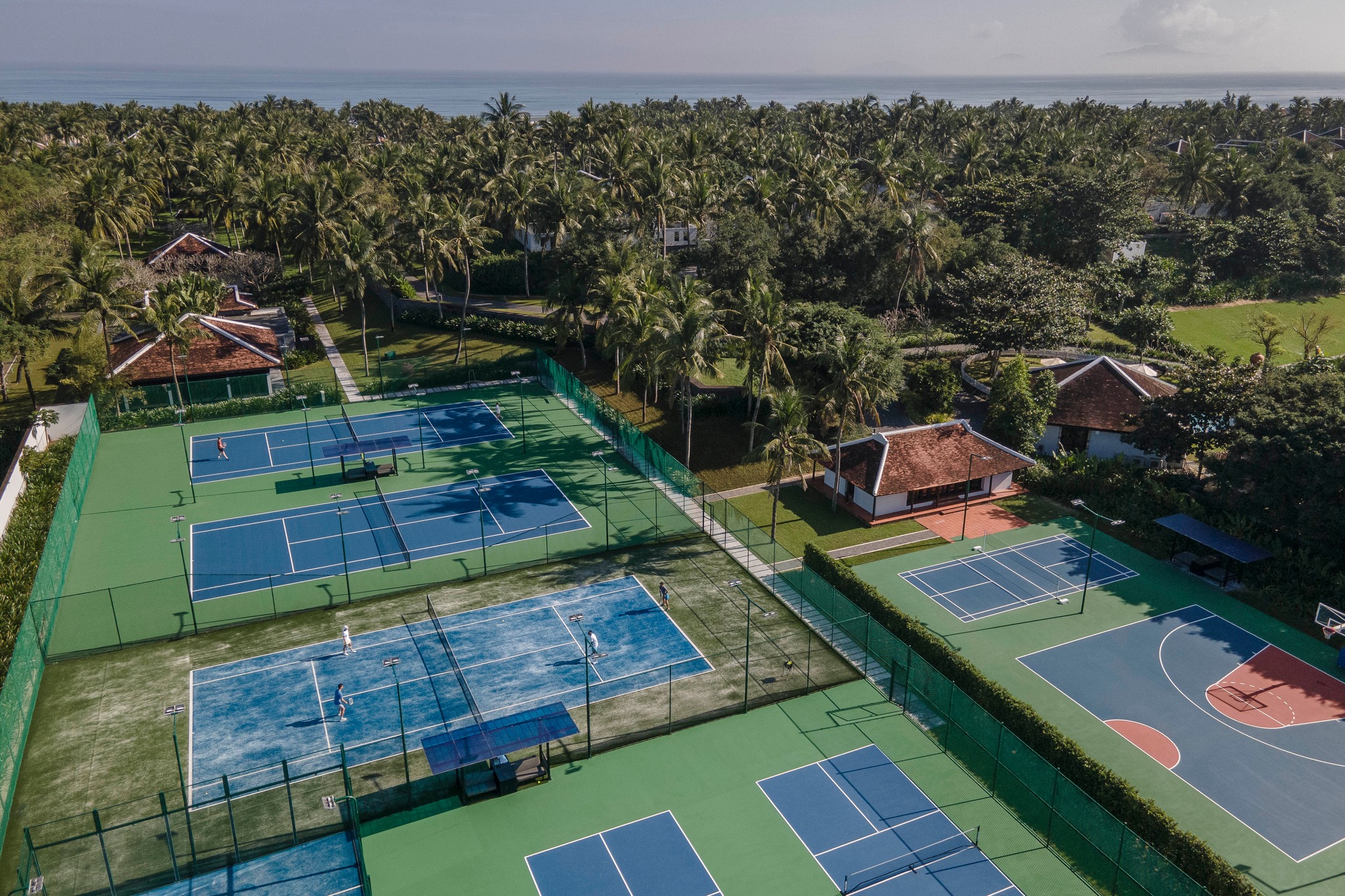 khu nghỉ dưỡng có sân pickleball ivivu 