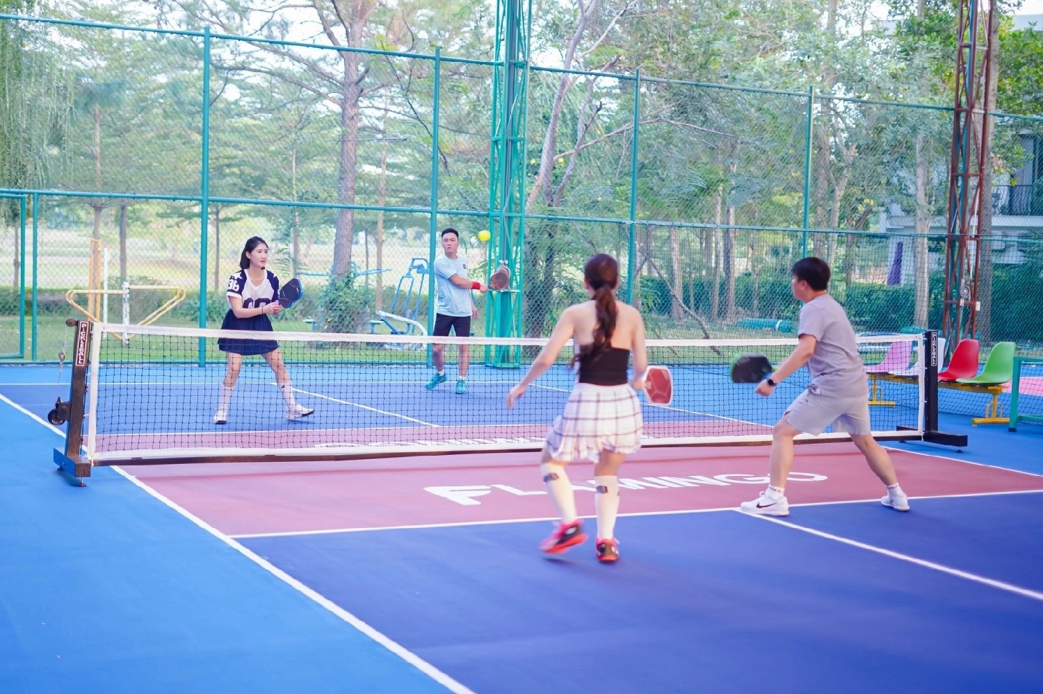 khu nghỉ dưỡng có sân pickleball ivivu 