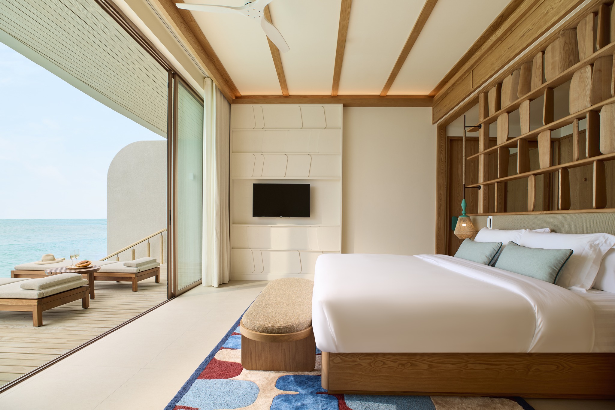 Giường ngủ rộng rãi hướng thẳng ra biển