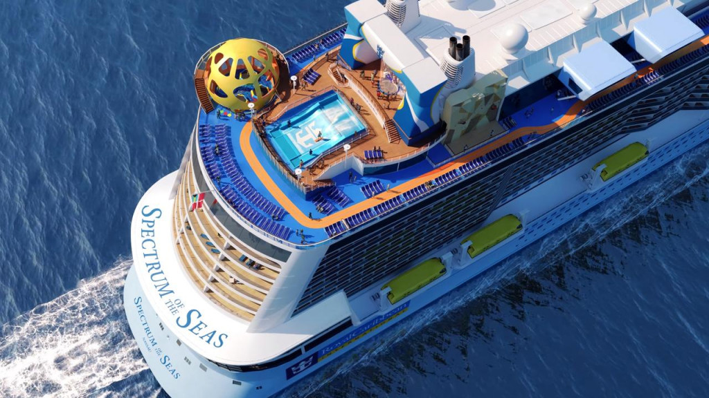 Siêu du thuyền Spectrum of the Seas trên biển xanh