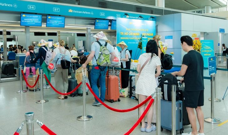 Hành khách làm thủ tục cho chuyến bay từ TP.HCM - Bali ngày 1/6. Ảnh: VNA