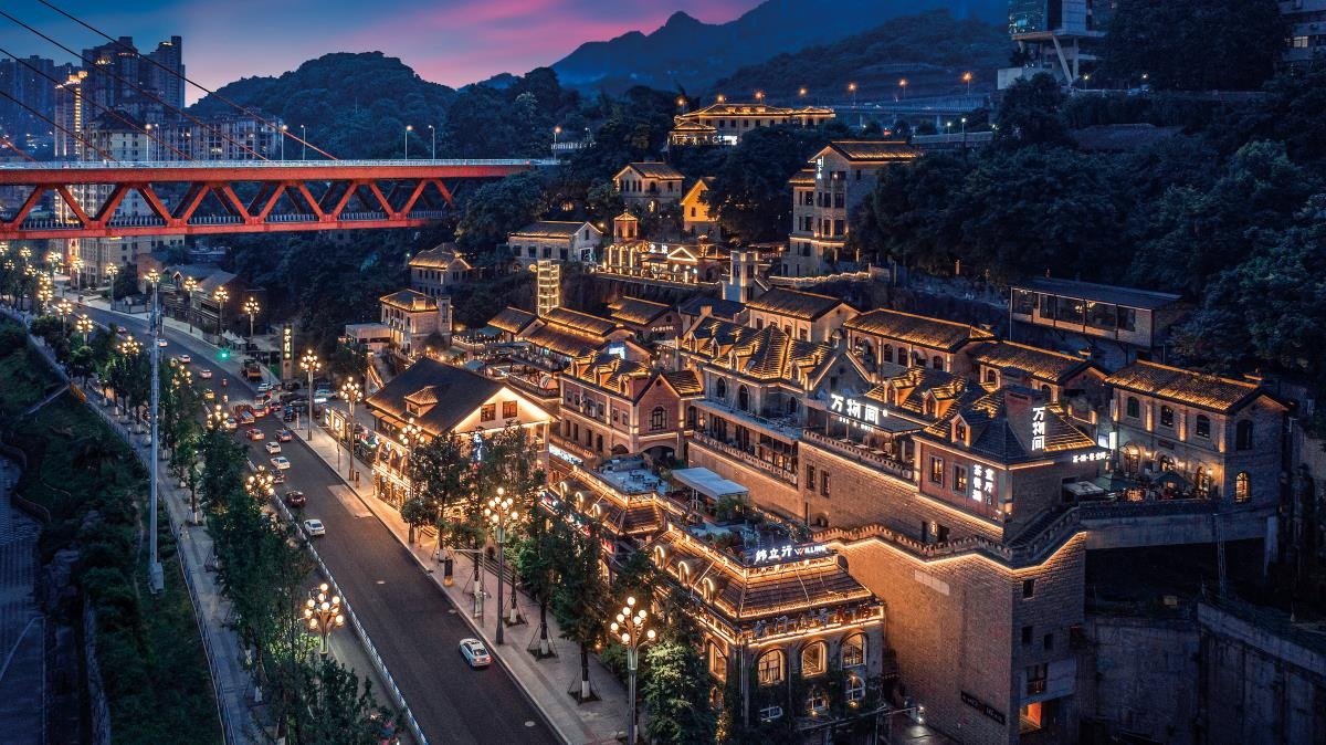 Ngày 5: Trùng Khánh – HCM Khép lại chuyến hành trình tour Trung Quốc 5N5Đ đáng nhớ, du khách trở lại Trùng Khánh và thăm những điểm đến cuối cùng. Đoàn đưa bạn đến phố cổ Long Môn Hạo – nơi từng là thương cảng quan trọng của Trùng Khánh vào cuối thế kỷ 19. Dấu tích lịch sử và văn hóa nơi đây sẽ làm du khách hứng thú. Ngoài ra, bạn còn thăm Đàn Tử Thạch, Bảo Thụ Đường và phố đi bộ Quan Âm Kiều.