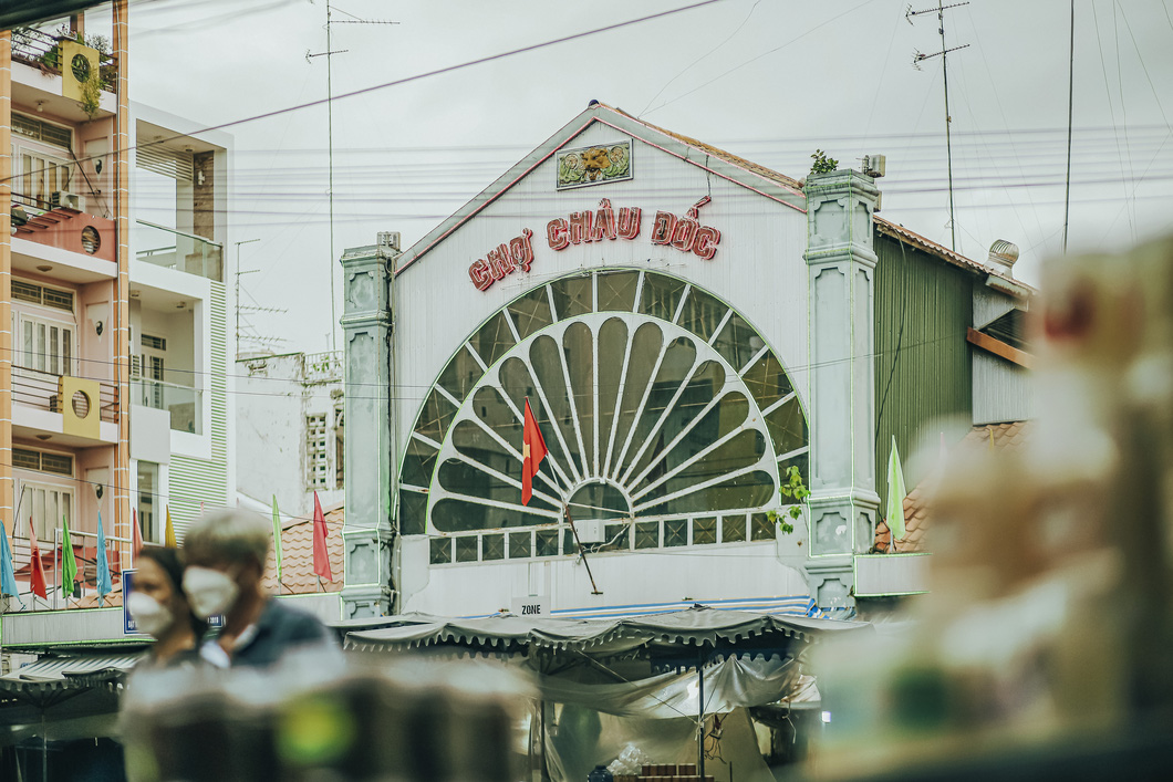 Chợ Châu Đốc là điểm đến mang đến trải nghiệm văn hóa, ẩm thực đặc trưng của vùng đất tâm linh An Giang. Ảnh: Ky Anh Nguyen