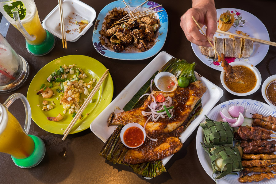 Đa dạng món ăn đêm ở Chomp Chomp Food Centre