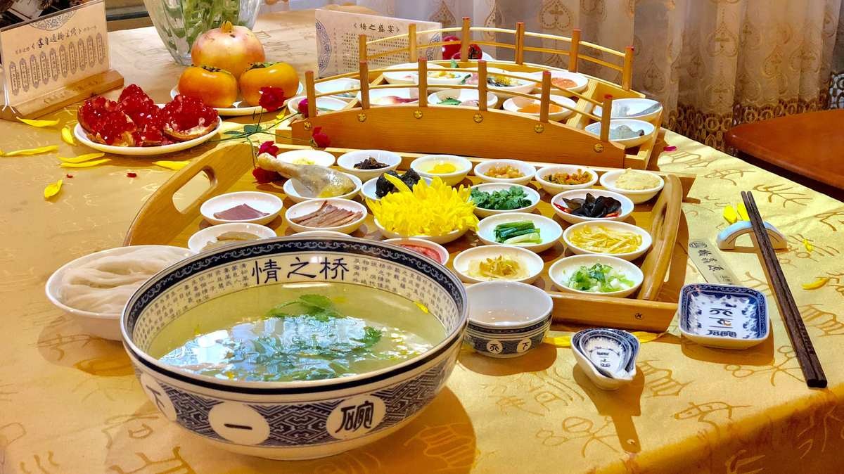 Món Bún Qua Cầu là tinh hoa ẩm thực của vùng đất Vân Nam