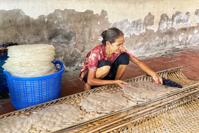 Gỡ bánh khỏi phên