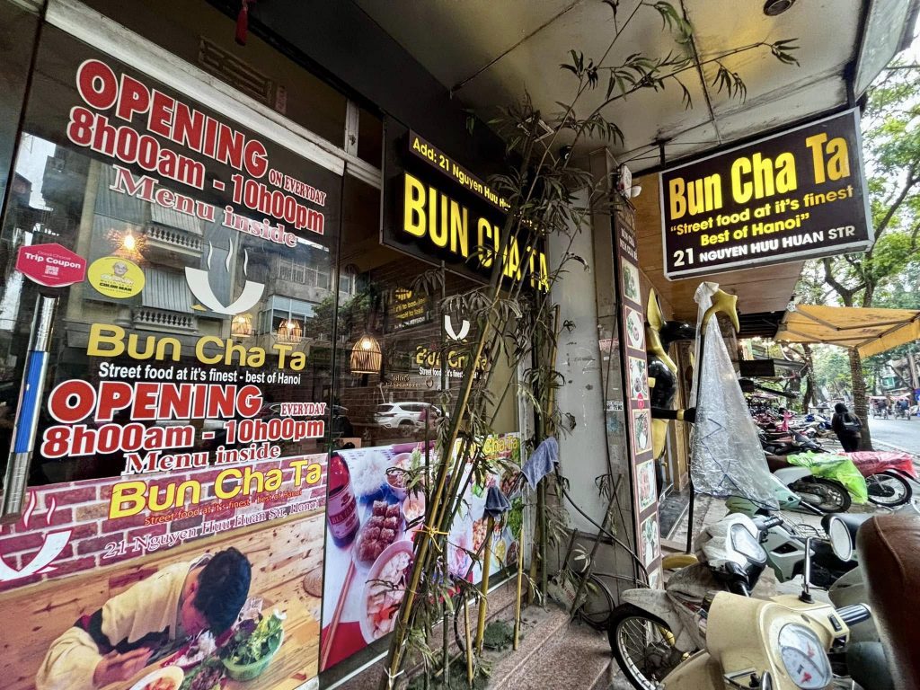 Bên ngoài quán bún chả Ta