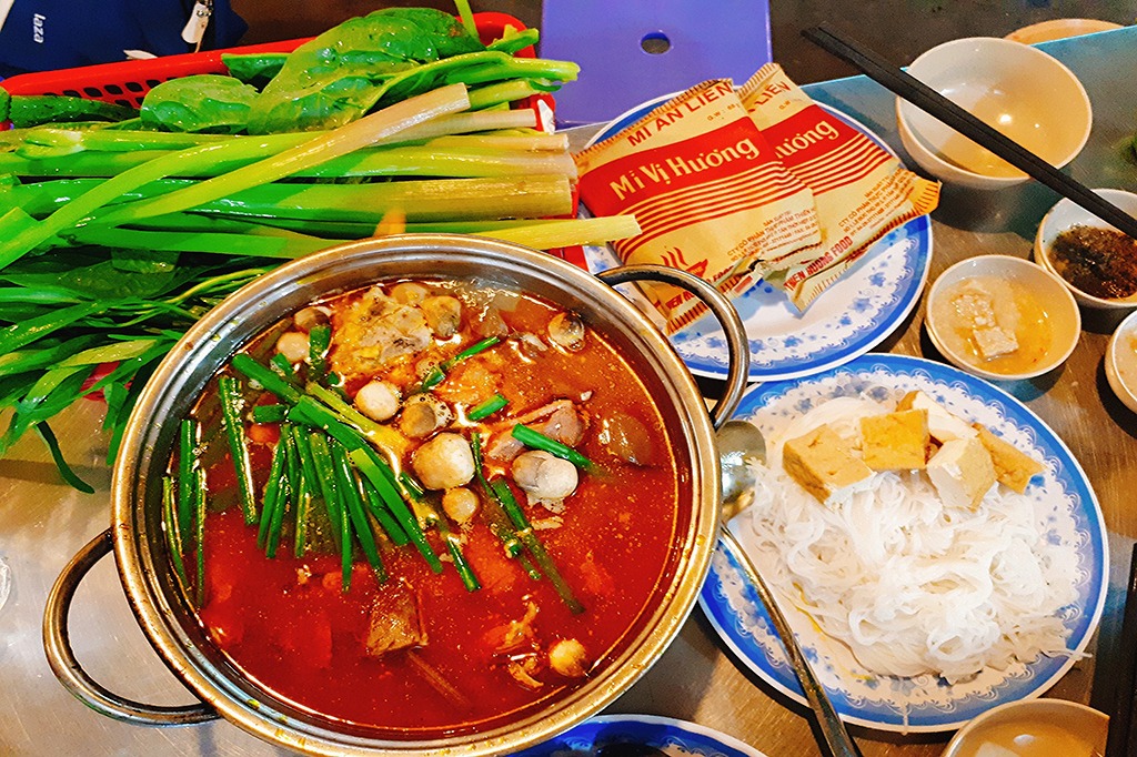 Ăn lẩu kèm với bún và rau