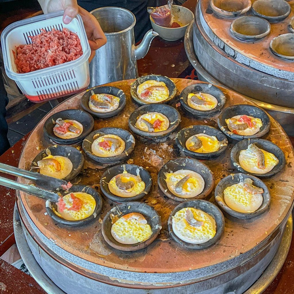 Bánh căn đa dạng topping ở Đà Lạt