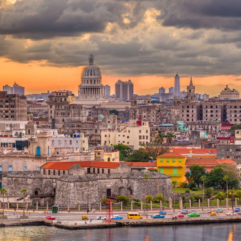 Trải nghiệm đi xe hơi cổ vòng quanh Havana