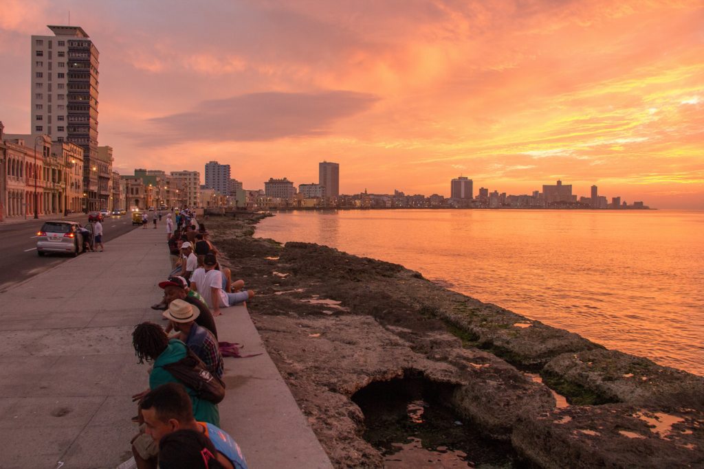 Đại lộ Malecón vào chiều hoàng hôn