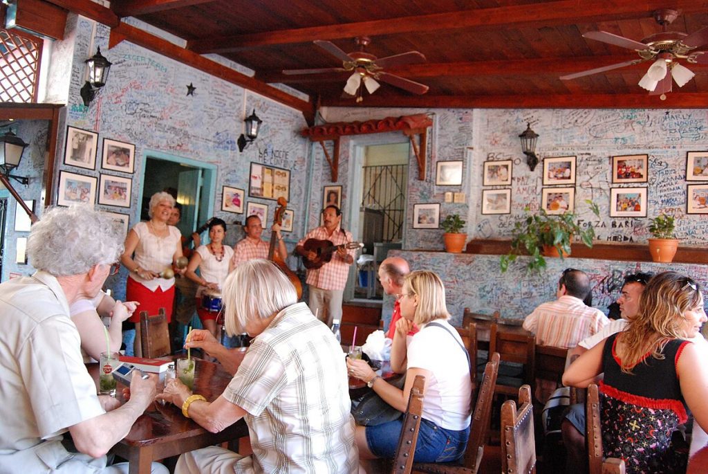 Quán bar La Bodeguita del Medio kiêm nhà hàng phục vụ ẩm thực truyền thống Cuba
