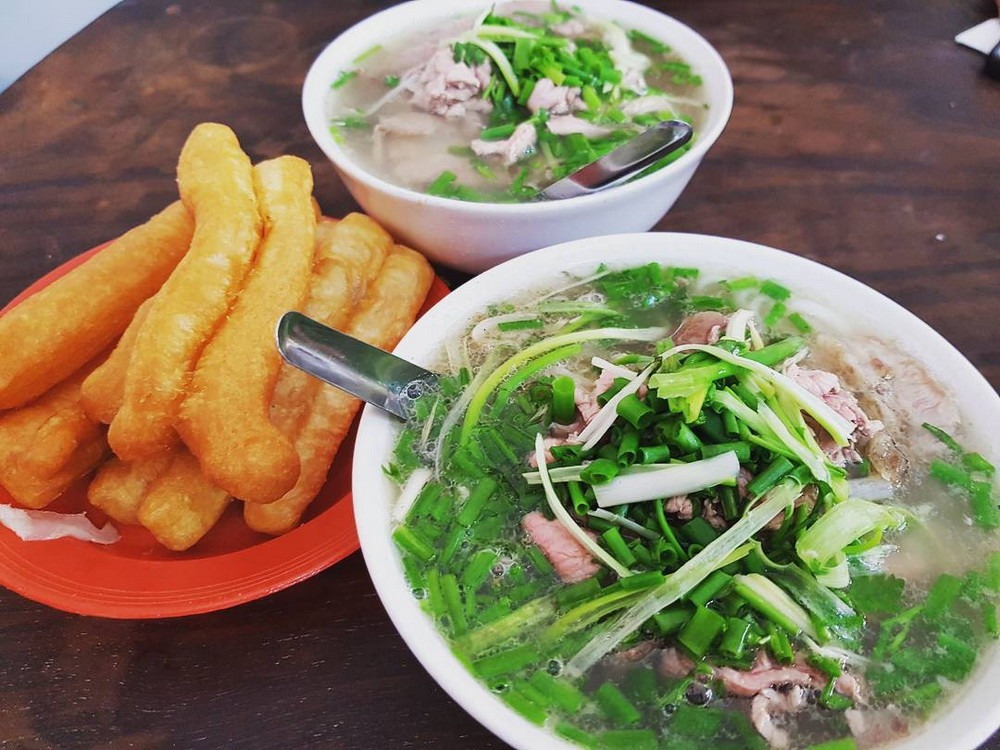 Phở được ăn kèm quẩy