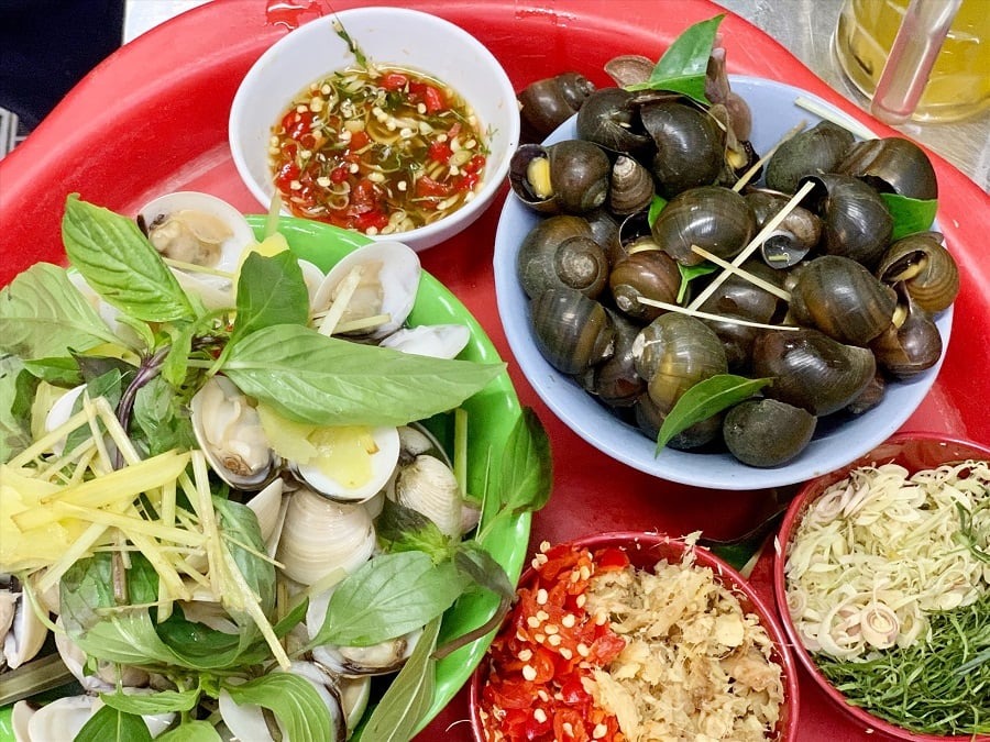 Ăn kèm ốc luộc với nước chấm cay nhẹ