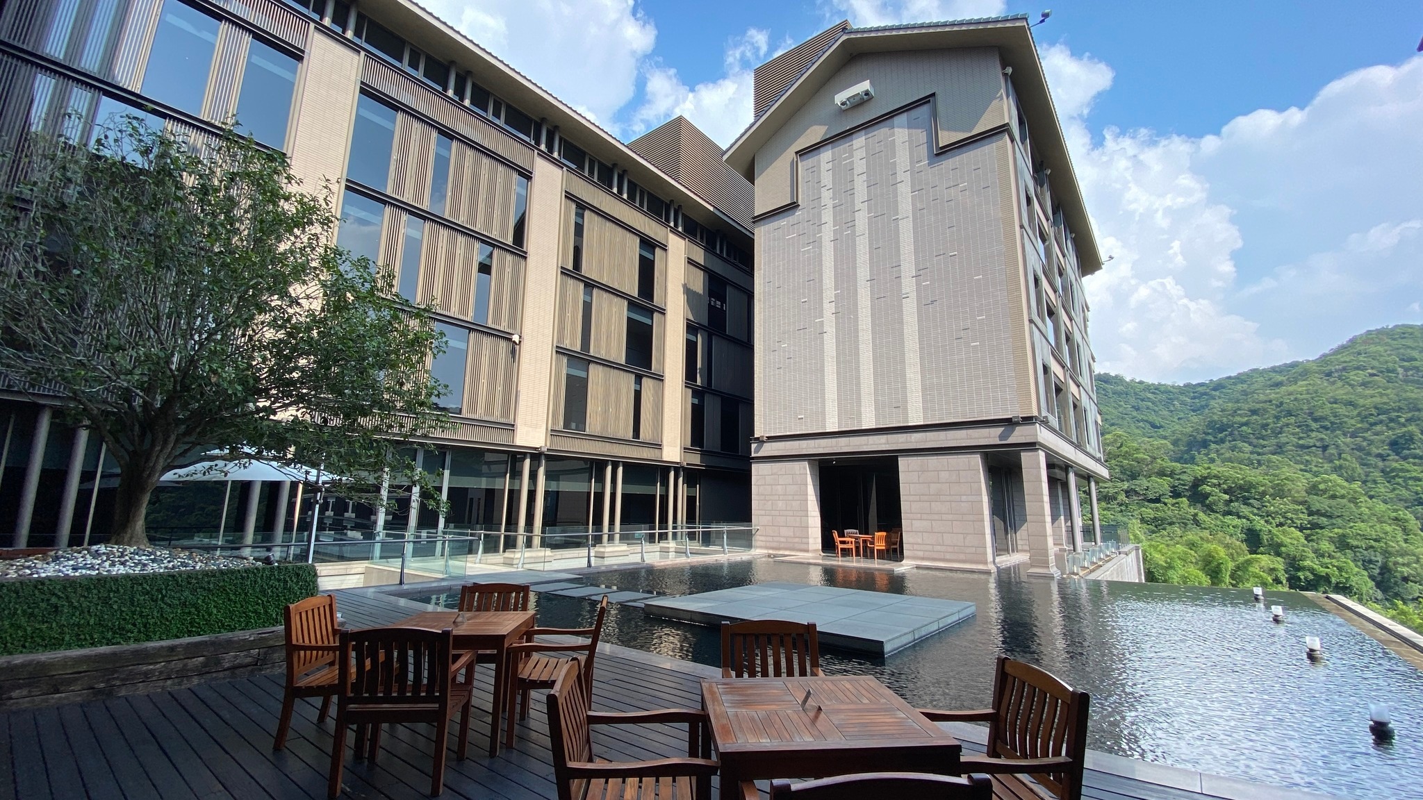 Grand View Resort nằm giữa khung cảnh núi non yên bình