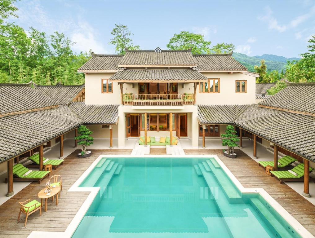 Hồ bơi trong khuôn viên